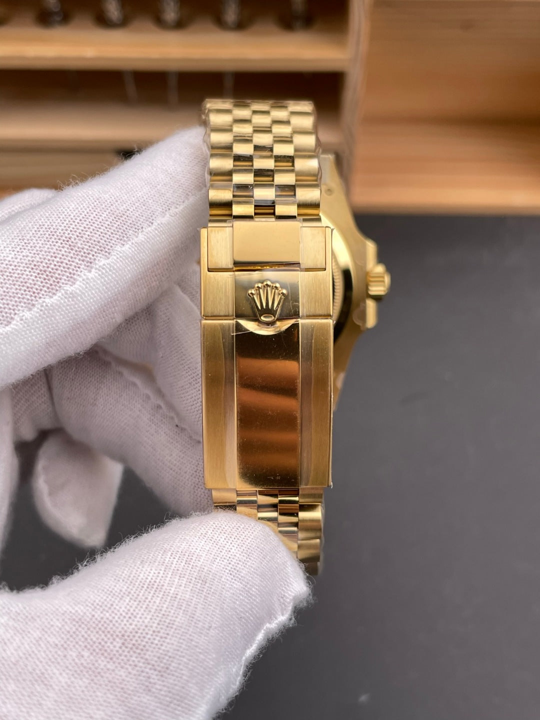 Rolex GMT-Master II — 18 ct Yellow Gold, Black Dial